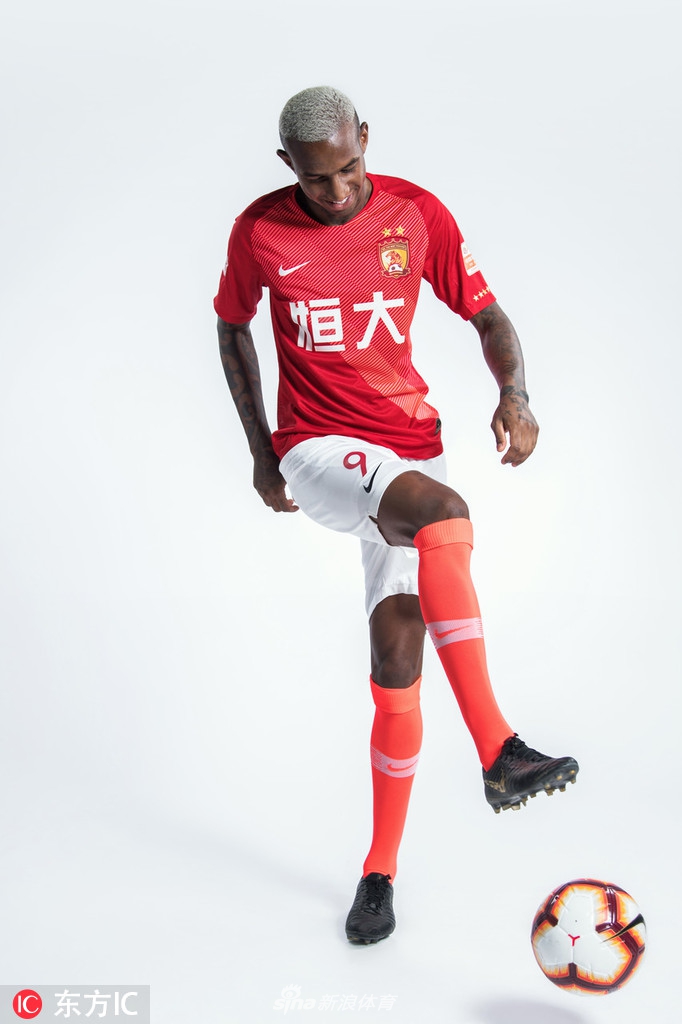 恒大众将放飞自我 张修维创意POSE