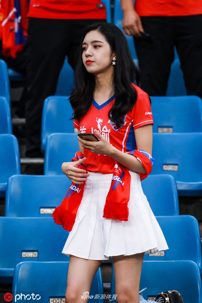 中超美女球迷图鉴 半程看台美色大赏