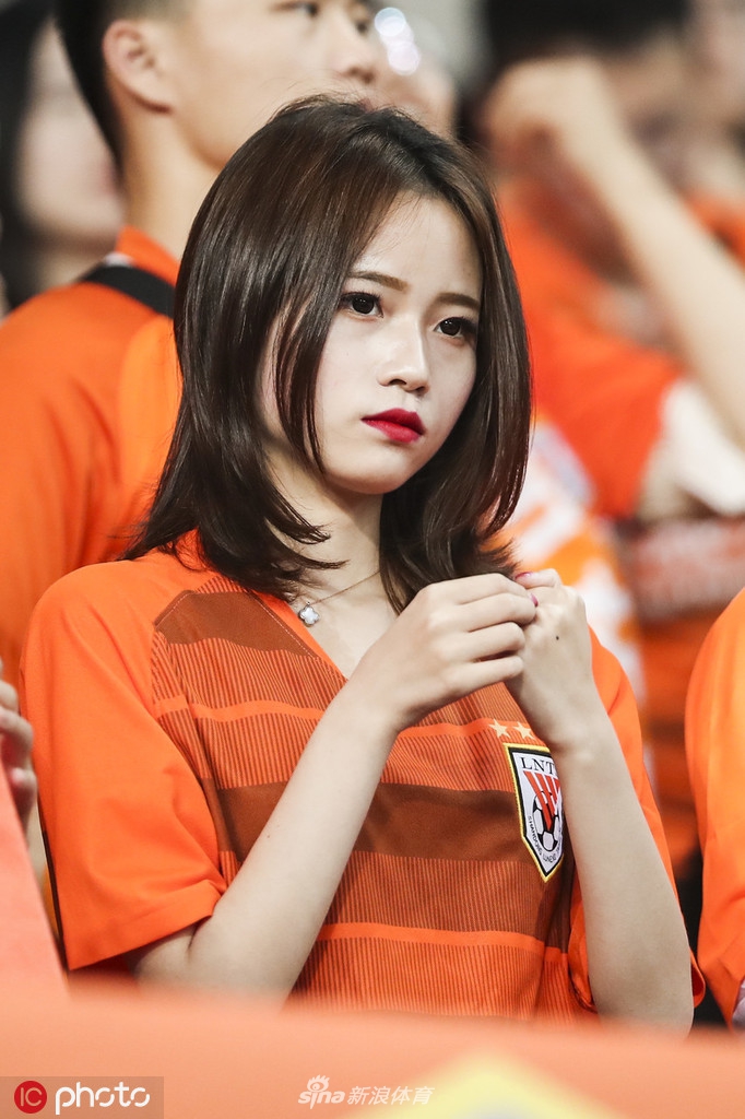 中超美女球迷图鉴 半程看台美色大赏