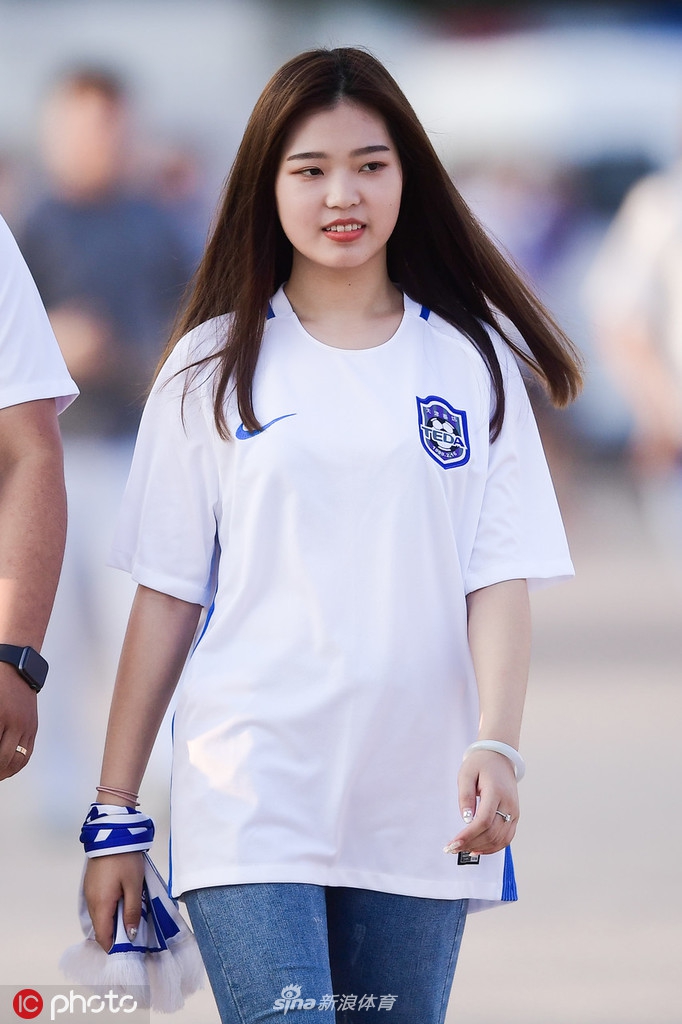中超美女球迷图鉴 半程看台美色大赏