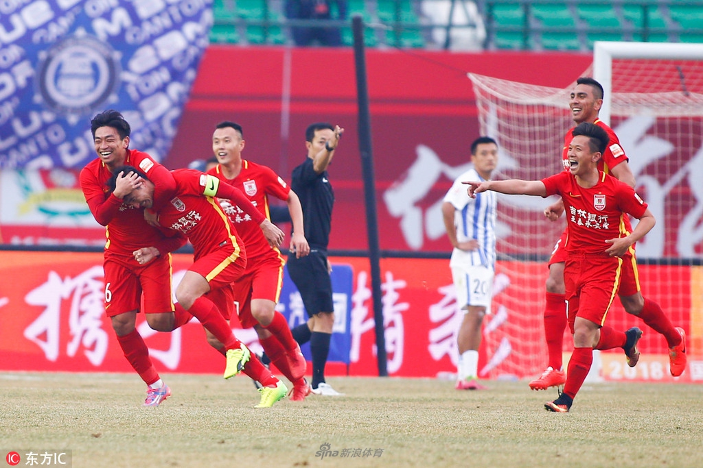 亚泰队长张笑飞进球