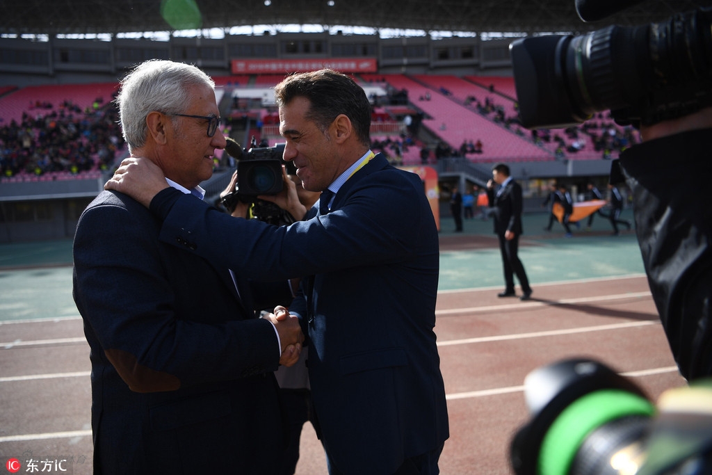 两位西班牙主帅交流