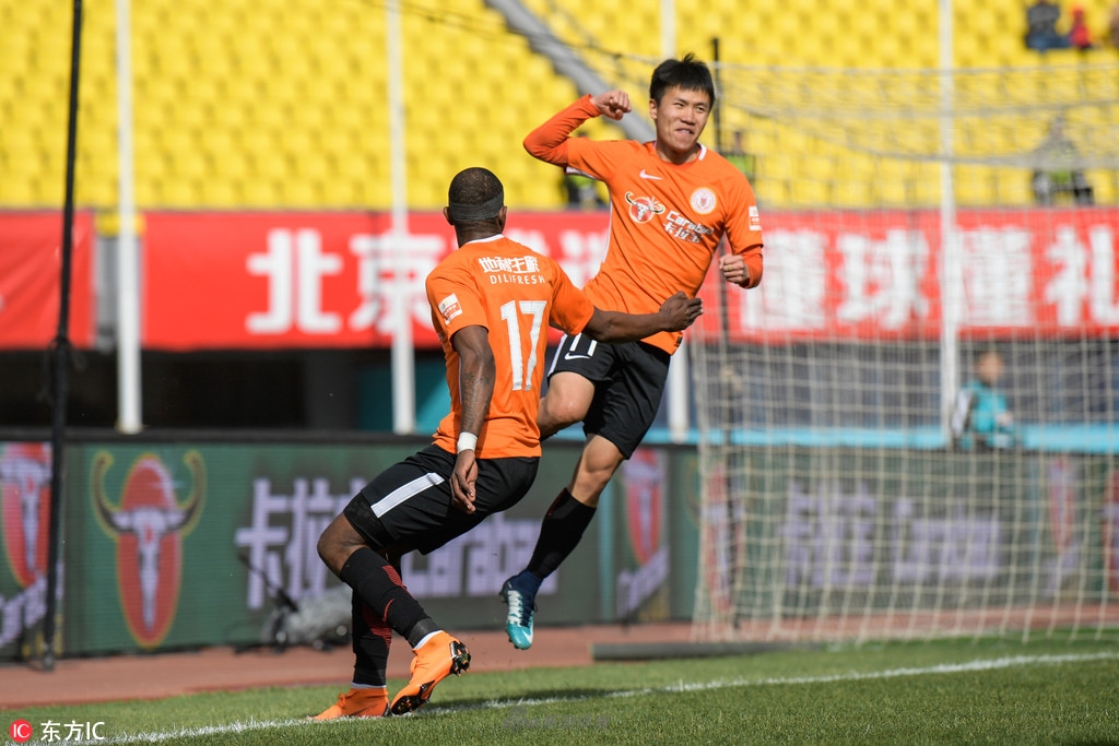 人和队员庆祝进球