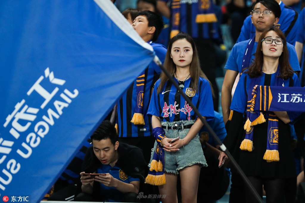 苏宁美女球迷助威