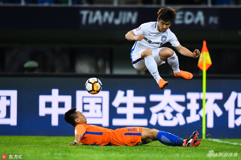 赵宏略飞身躲避张弛滑铲