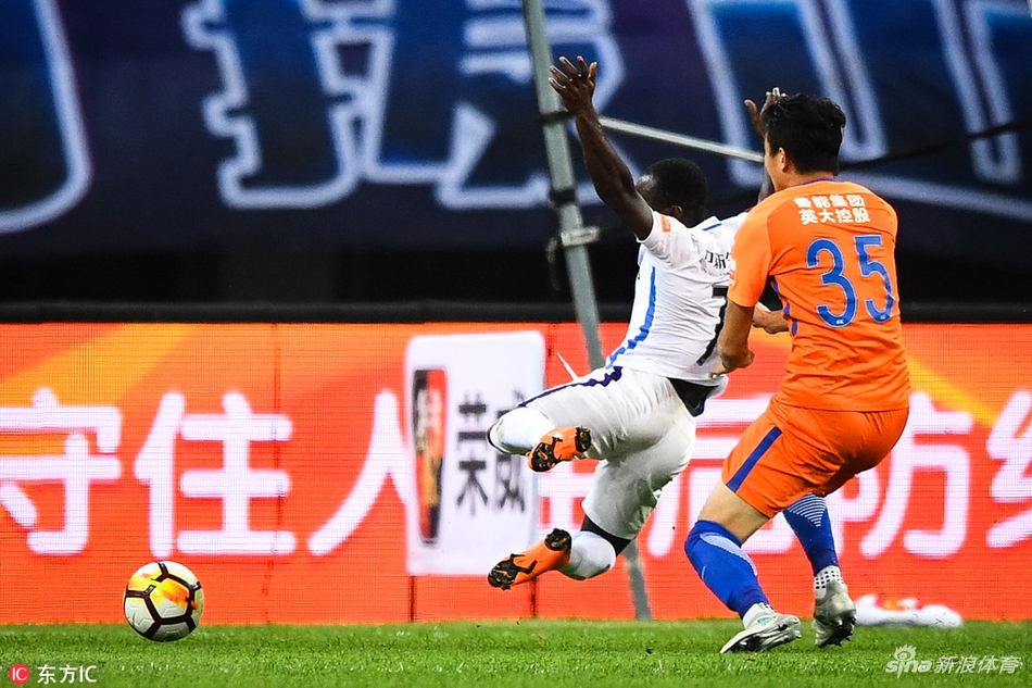 阿奇姆彭摔倒瞬间