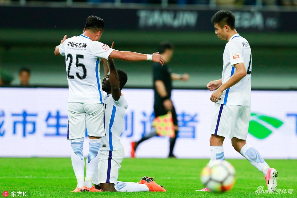 阿奇姆彭跪地庆祝