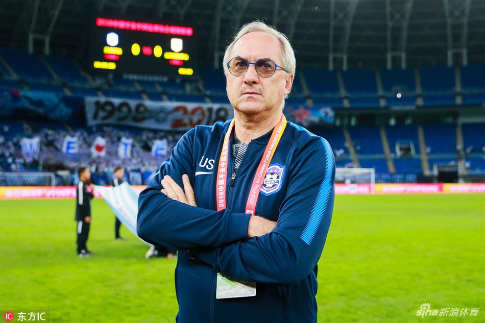 施蒂利克神情严肃