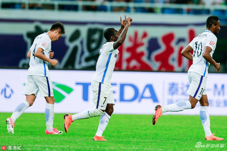 阿奇姆彭双手指天庆祝进球