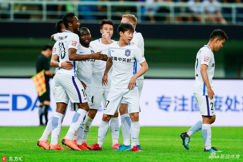 泰达球员集体庆祝