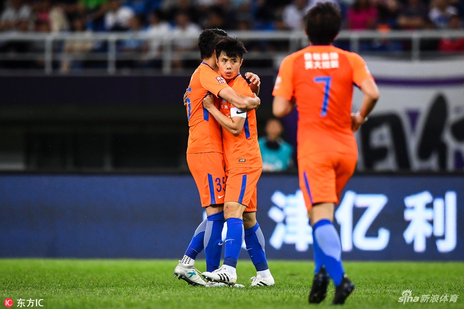 蒿俊闵与队友相拥庆祝进球