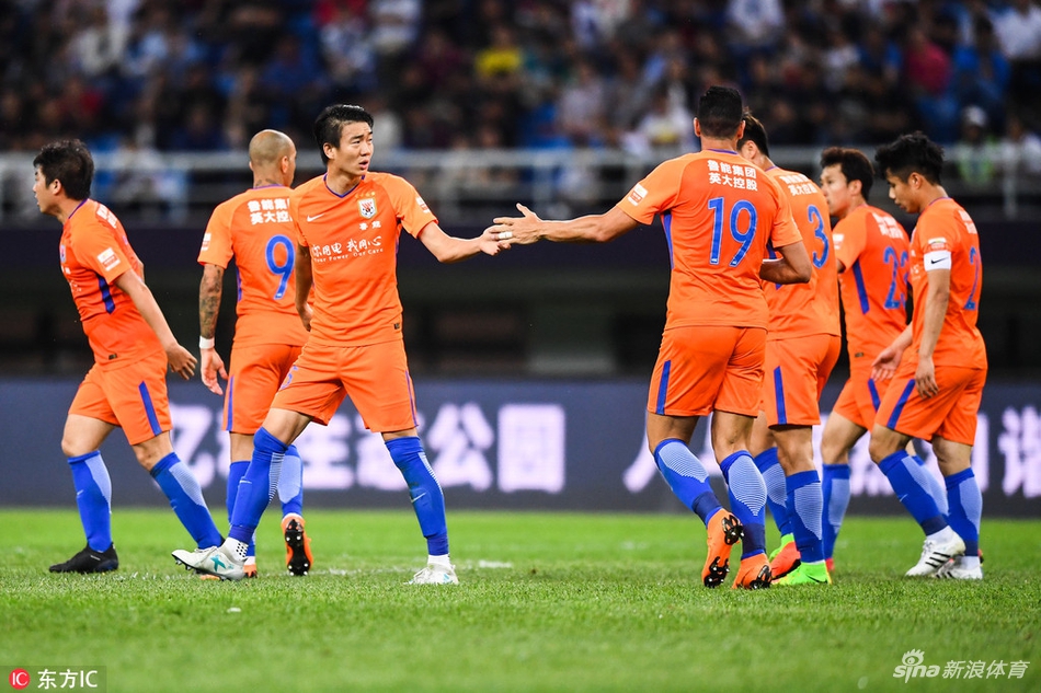 鲁能队员击掌相祝扳平一球
