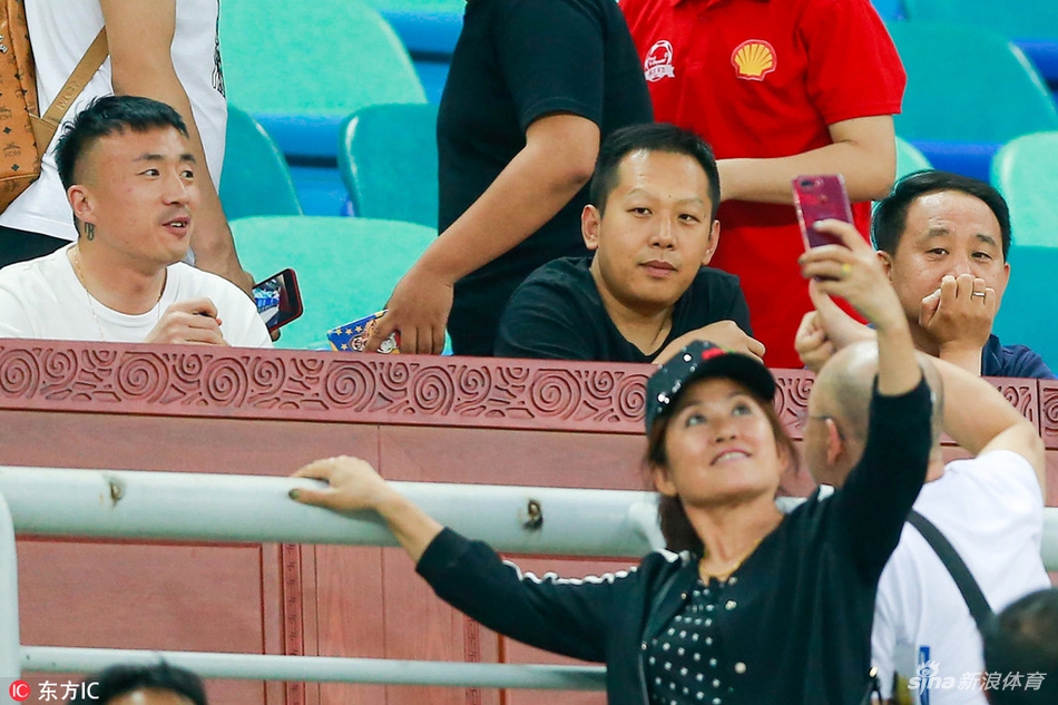 球迷与看台上的王永珀合影