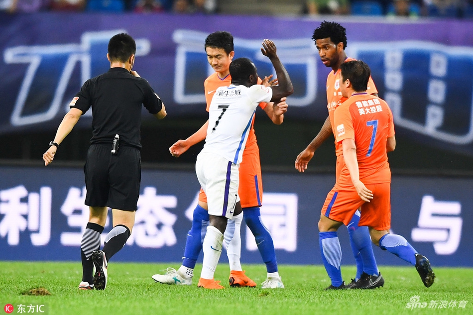 阿奇姆彭与吉尔发生口角