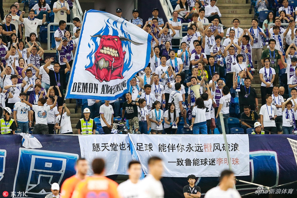 温情一幕：泰达球迷致敬遇遇害空姐