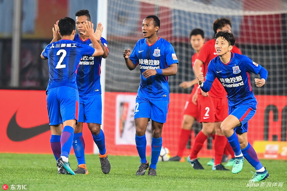 申花球员庆祝破门