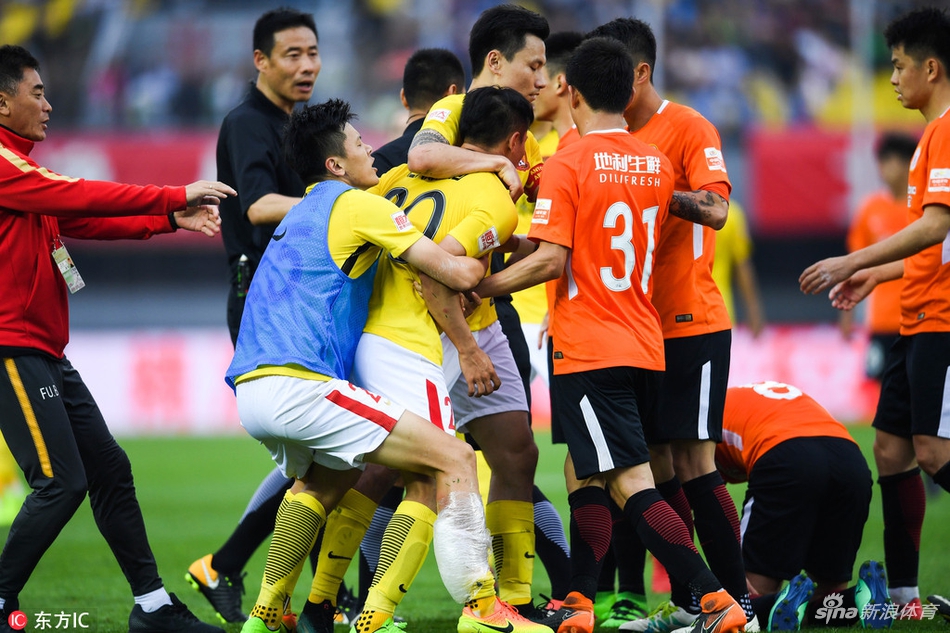比赛末段，双方球员发生冲突