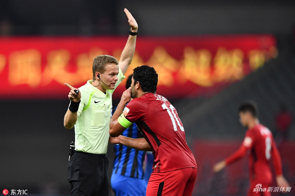 胡尔克向裁判抗议