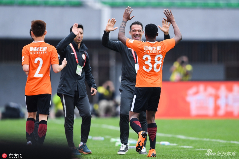 穆坎乔庆祝破门