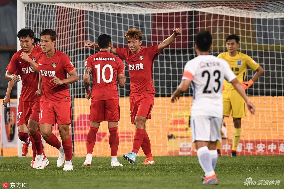 天津权健庆祝破门