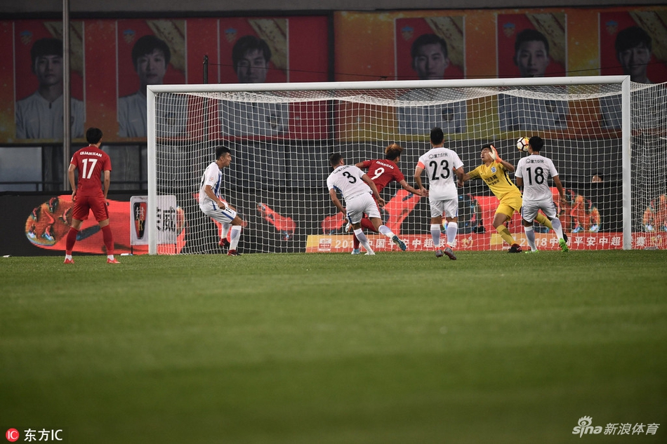杨旭利用任意球机会破门
