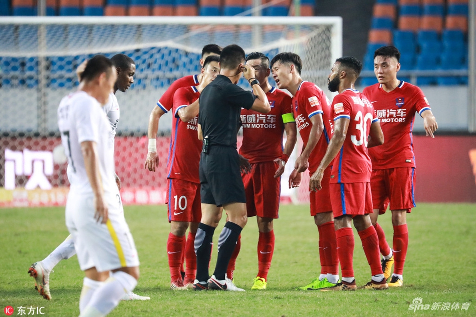 重庆球员向裁判抗议