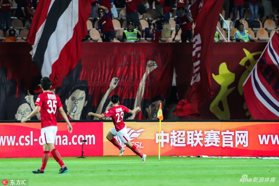 郜林庆祝倒钩破门