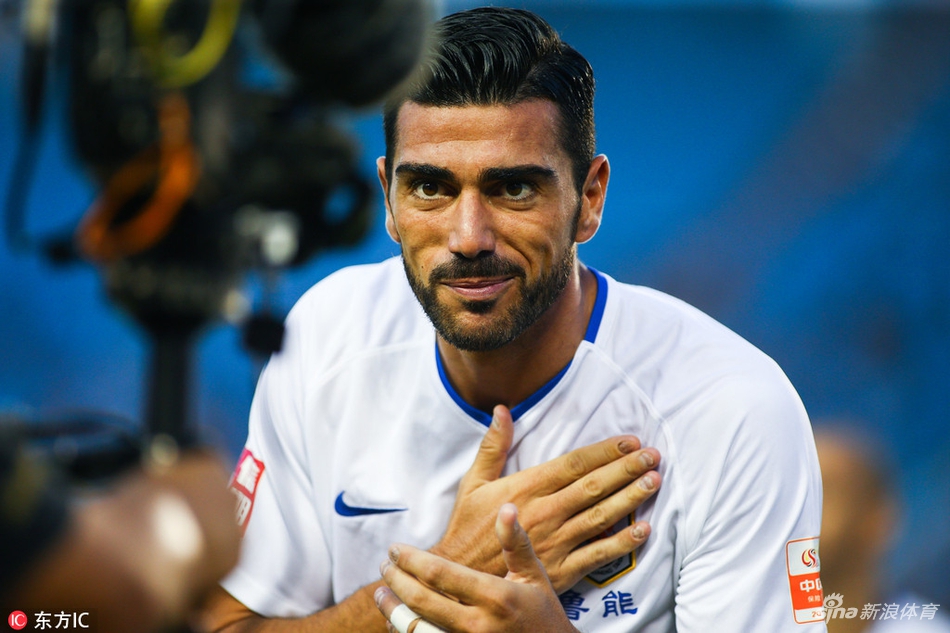 佩莱对镜头庆祝进球