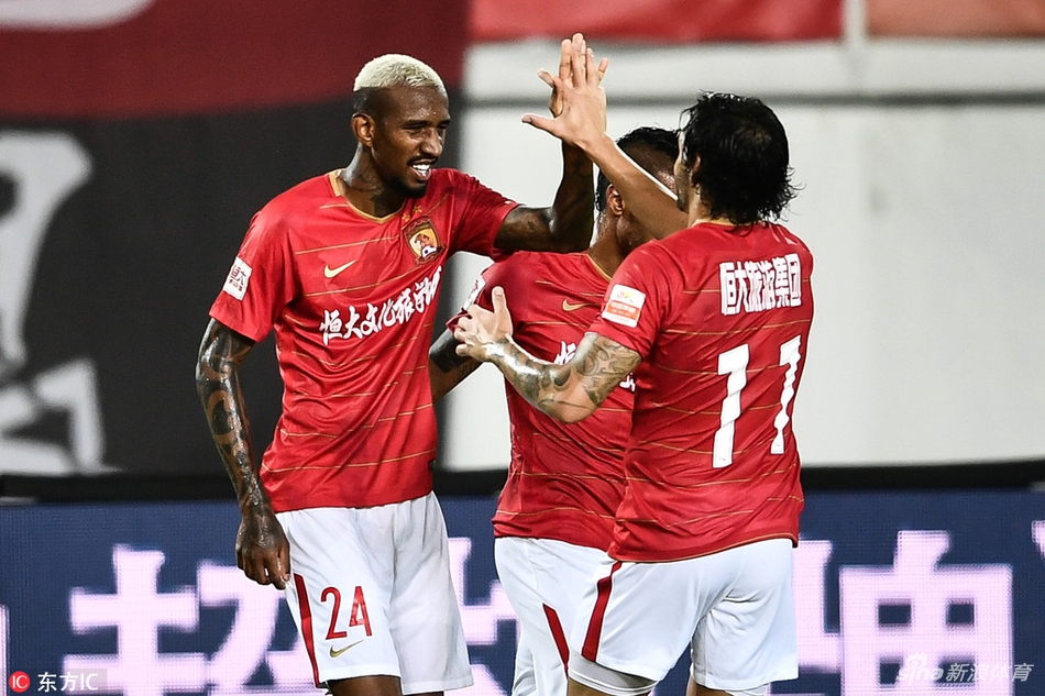 塔利斯卡与队友庆祝