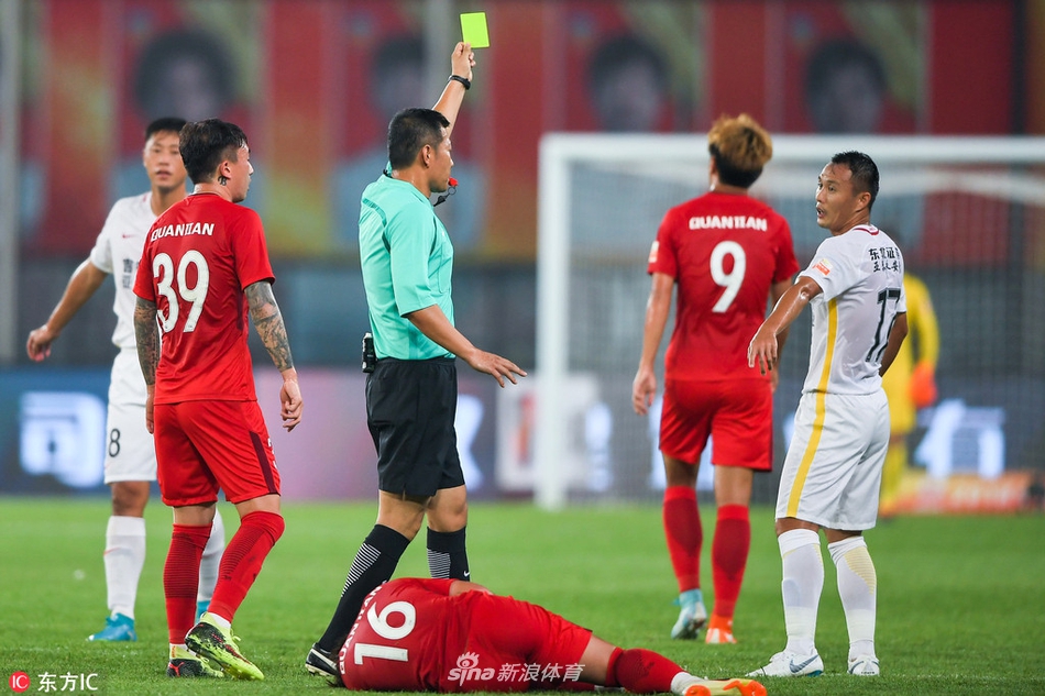 范晓冬犯规吃到黄牌
