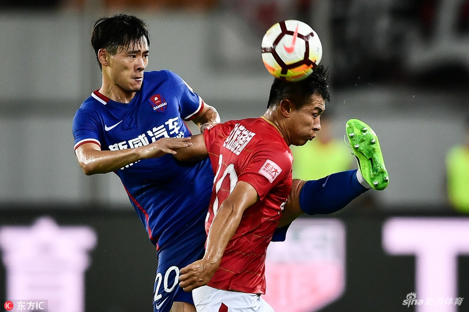 刘乐、于汉超拼抢