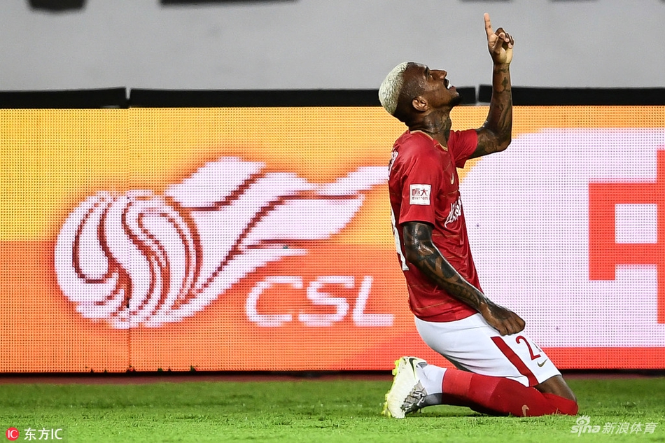 塔利斯卡庆祝破门