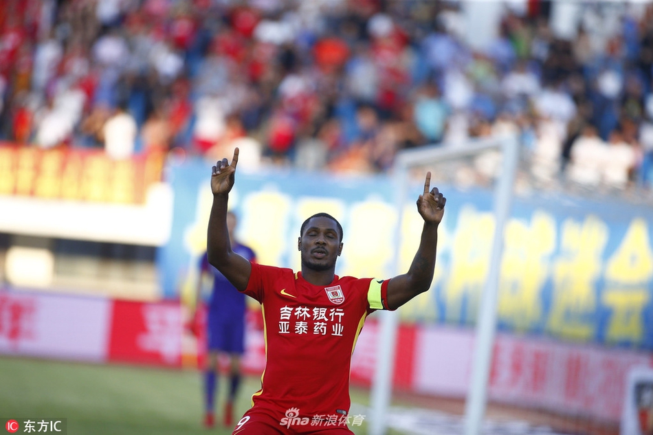 伊哈洛双手指天