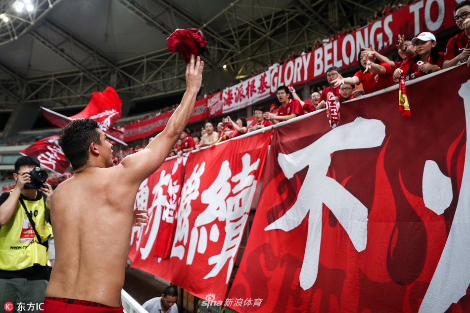 埃尔克森把球衣送给球迷