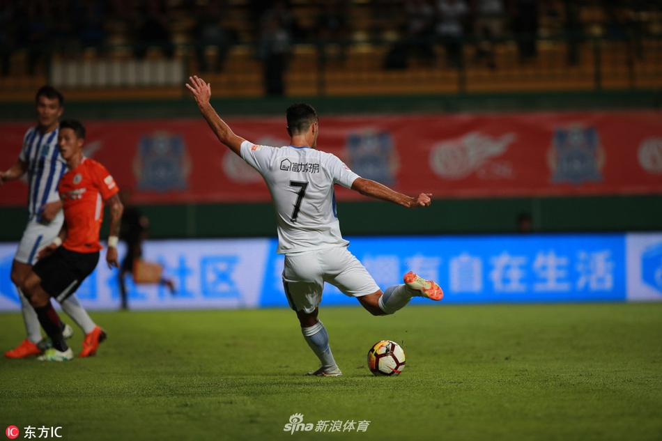 扎哈维打门瞬间