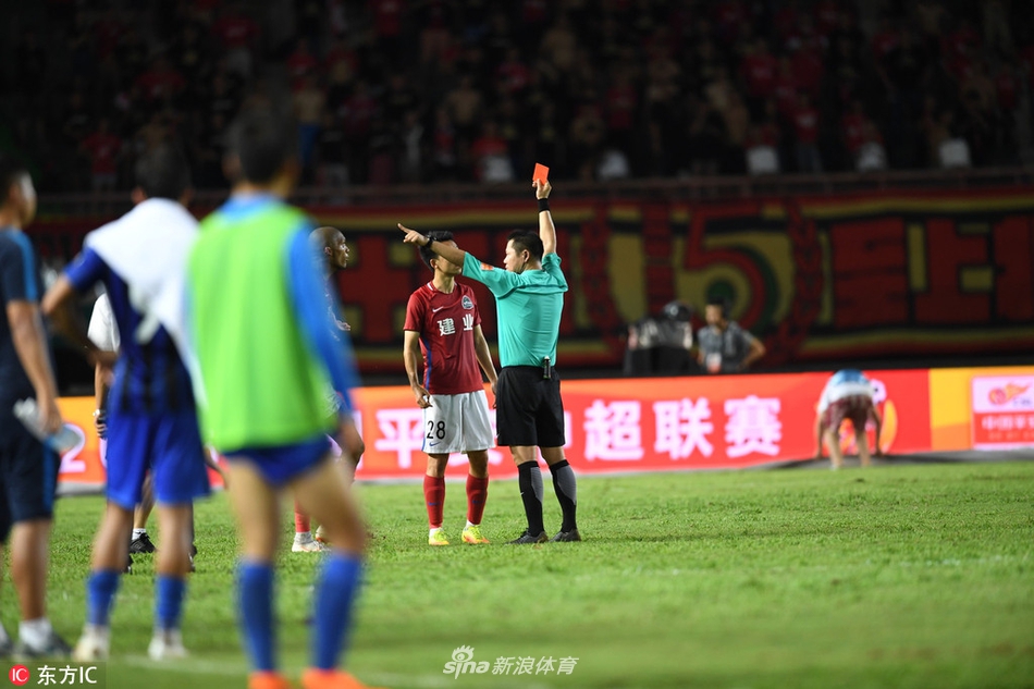 裁判在哨响之后收听了VAR裁判