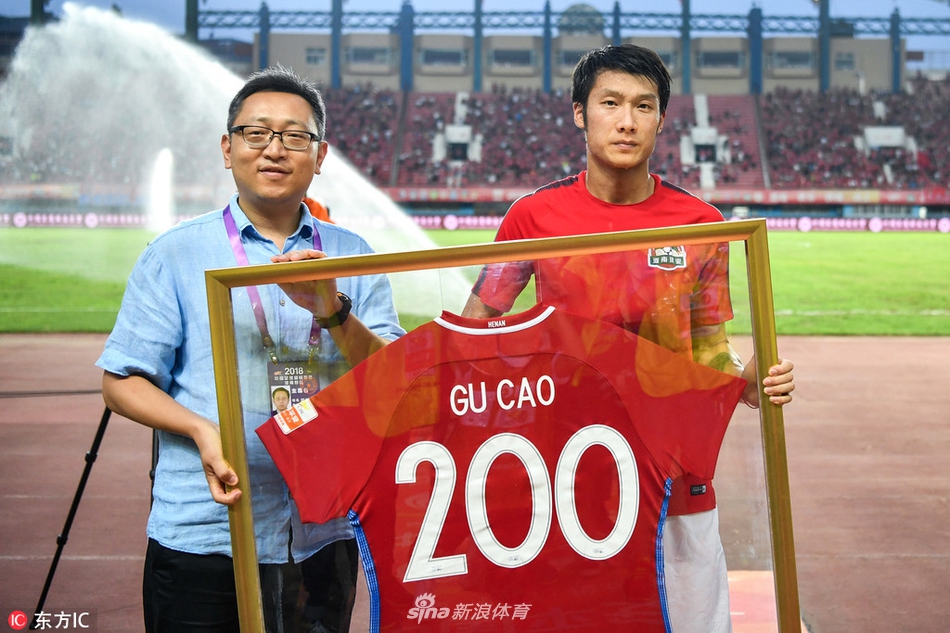 顾操获赠200场纪念球衣