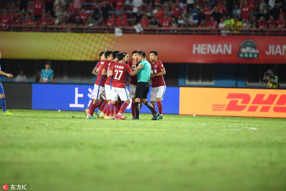 建业球员非常激动围住了裁判