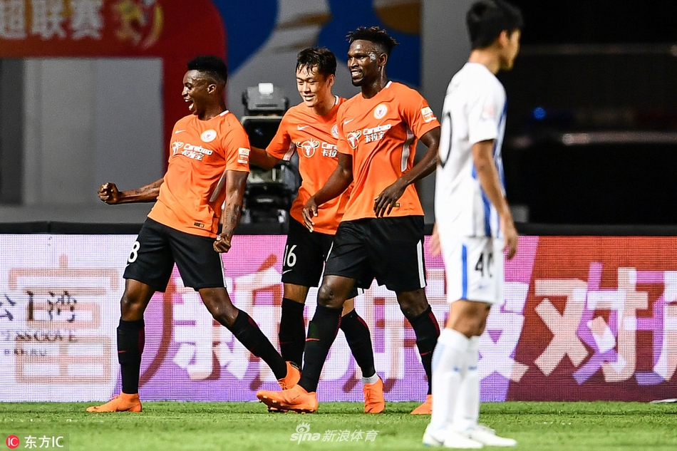 穆坎乔庆祝进球