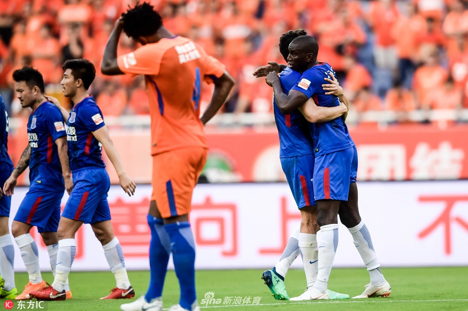 登巴巴庆祝进球