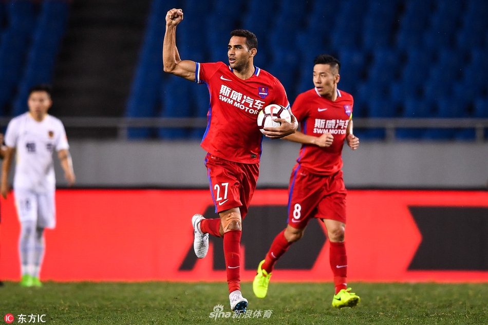 卡尔德克霸气挥拳