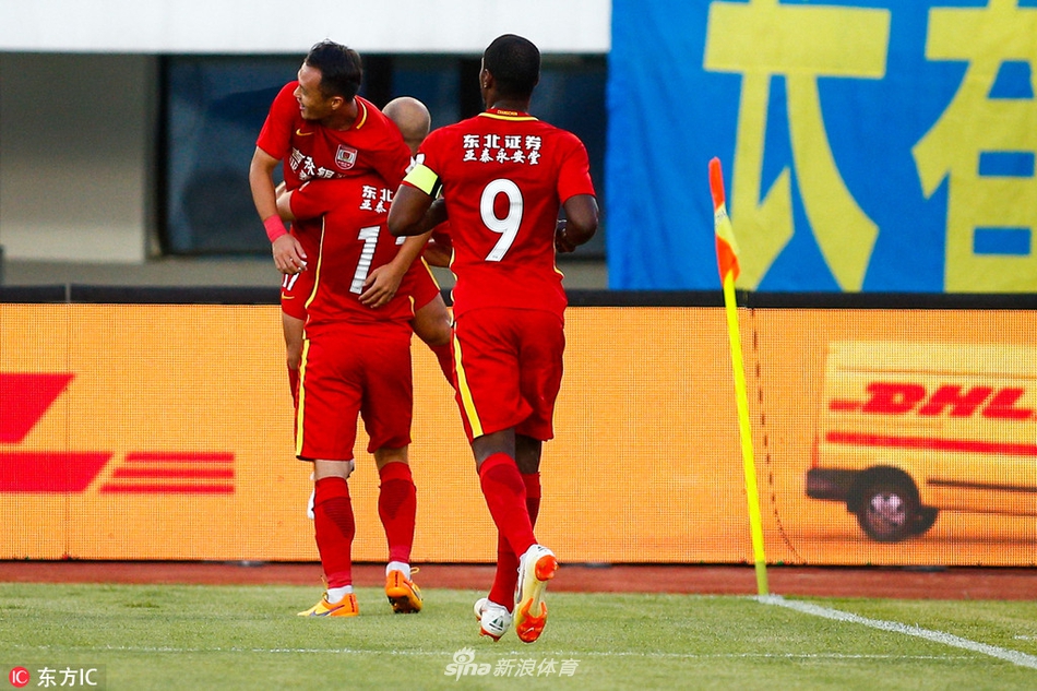 阿德里安抱起范晓冬