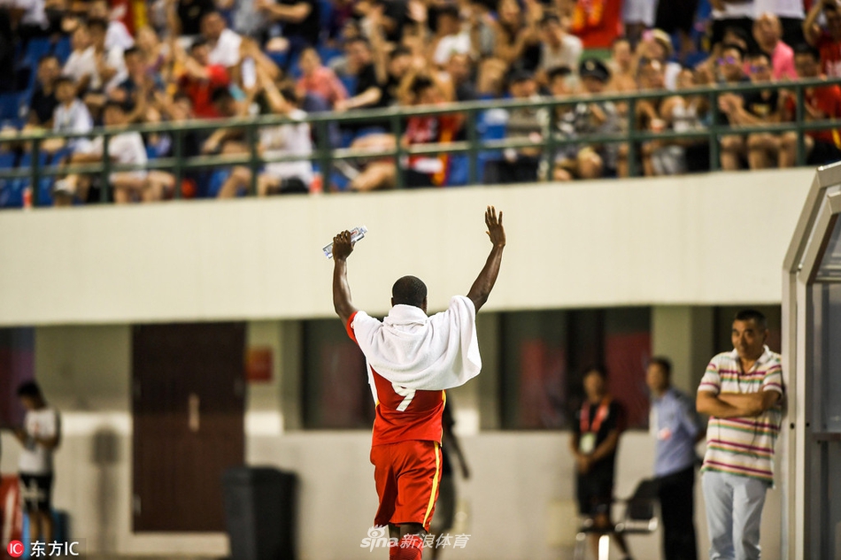 伊哈洛接受现场球迷的掌声