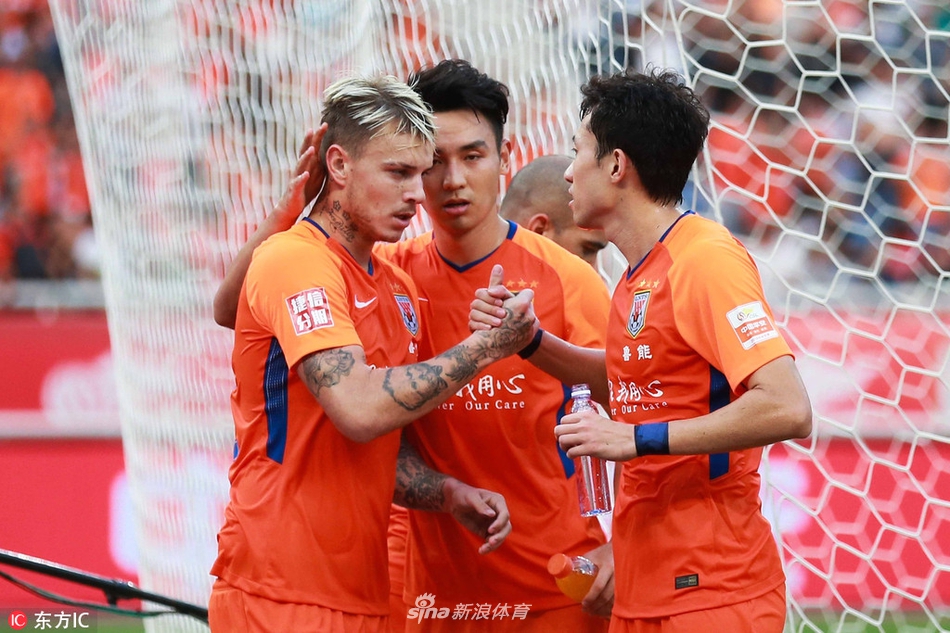 格德斯造成了申花的乌龙为鲁能扳平比分