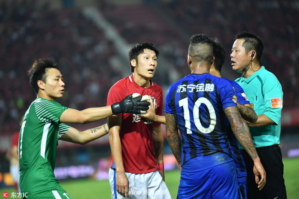 队友上来来开两人