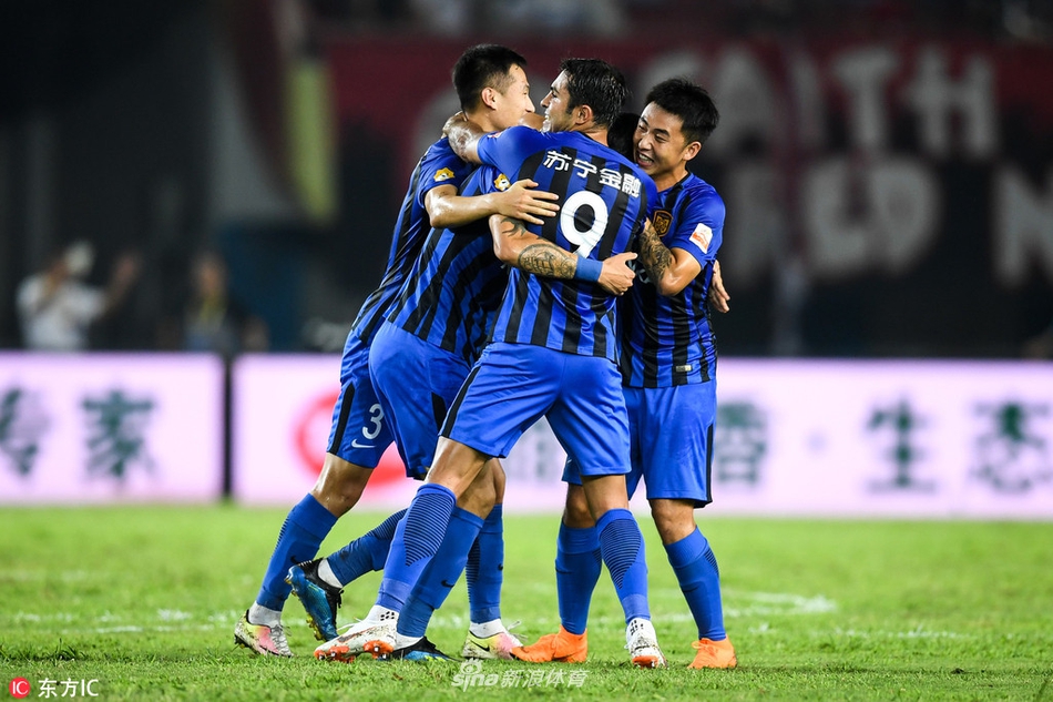 苏宁球员开心庆祝