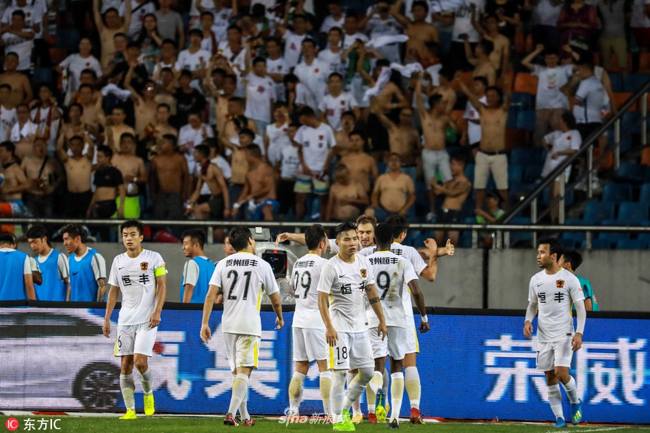 球迷与恒丰队疯狂庆祝