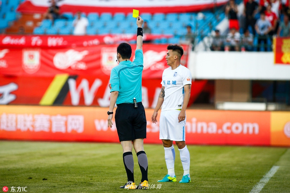 裁判对杨善平出示黄牌