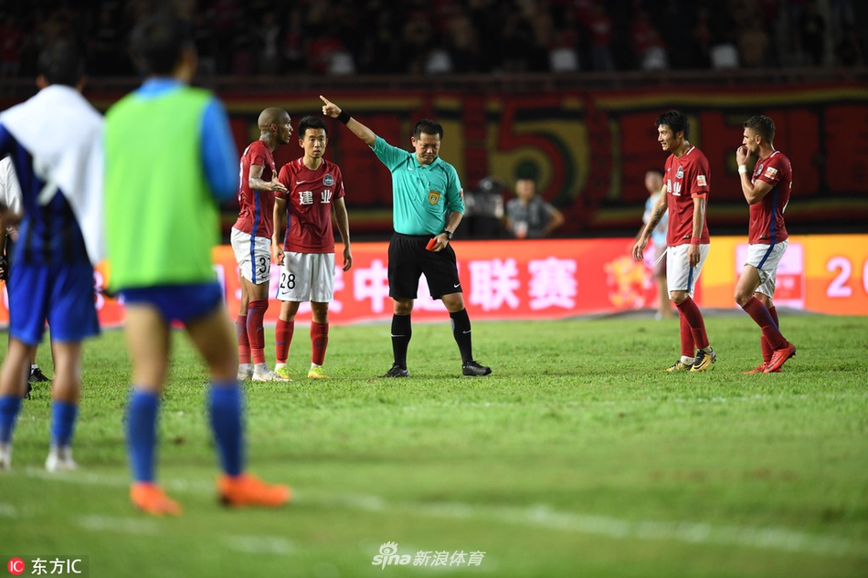 果断的给卡兰加出示了红牌