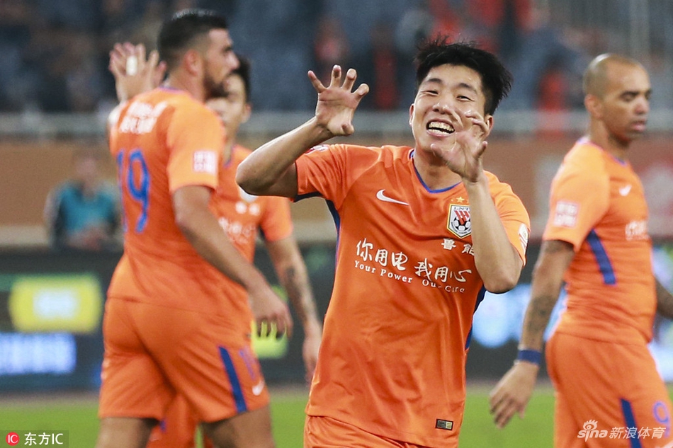 金敬道庆祝进球